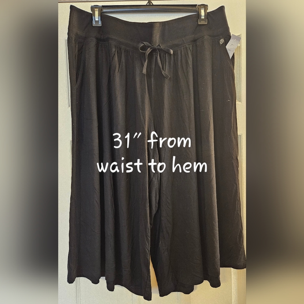 NWT Lane Bryant Livi Black Capris/Crop Pants